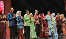 Tampil Memukau, Bupati OKU Selatan dan Ketua TP PKK Fashion Show Kenalkan Kain Khas OKU Selatan Pada Malam Budaya Swarna Songket Nusantara 2025
