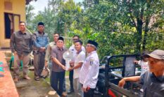 H. Gembong R Sumedi, MM Serahkan Cator Kepada Kelompok Bank Sampah Citaman Resik