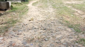 APH Lampura Diminta Periksa Bangunan yang Bersumber DD di Desa Baturaja Sungkai Utara, Masyarakat Mohon Pemerintah Daerah Agar Dapat Membantu Bangun Jalan yang Rusak