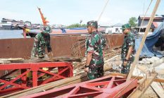 Hadapi Medan Sulit, Dandim 0402/OKI-OI dan Danrem 044/Gapo Tinjau Pembangunan Jembatan Gantung Koala Dua Belas