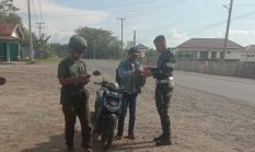 Humanis, Tiga Prajurit Yonif TP 892/VS Way Kanan Bantu Warga Mogok di Depan Mako