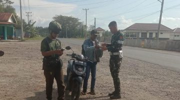 Humanis, Tiga Prajurit Yonif TP 892/VS Way Kanan Bantu Warga Mogok di Depan Mako