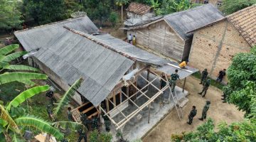 Mengabdi untuk Negara, Satgas TMMD Kodim 0402/OKI Rehab Rumah Masyarakat Tak Layak Huni