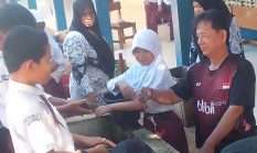 Kepsek SD Negeri 66 Kota Bengkulu Gelar Renovasi Kolam dan Panen Ikan Bersama Siswa dan Guru