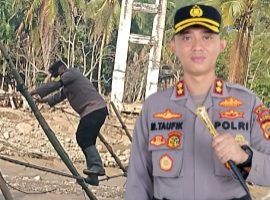 Semangati Siswa Belajar di Tenda Darurat, Personel Polsek Linge Bantu Penyeberangan Warga Pasca Banjir