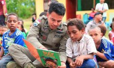 Air Mata Haru di Abepura: Saat Polisi Tak Datang dengan Senjata, Tapi Membawa Kepedulian untuk Anak Papua